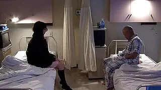 Азиатский пациент занимается сексом со своей посетительницей с помощью секс-игрушки.